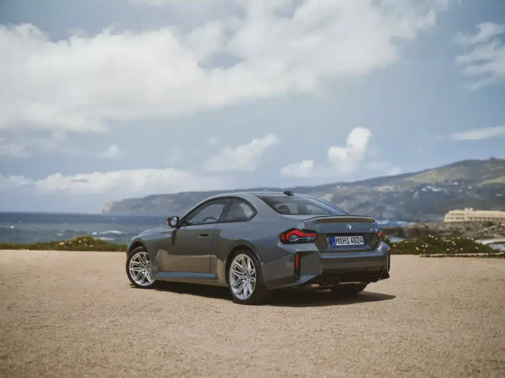 Новото BMW Серия 2 се появява с лукс и технологии, които прилягат на по-висок сегмент. И пази ръчната скоростна кутия