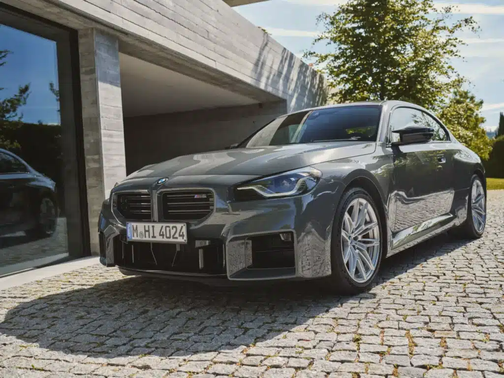 Новото BMW Серия 2 се появява с лукс и технологии, които прилягат на по-висок сегмент. И пази ръчната скоростна кутия