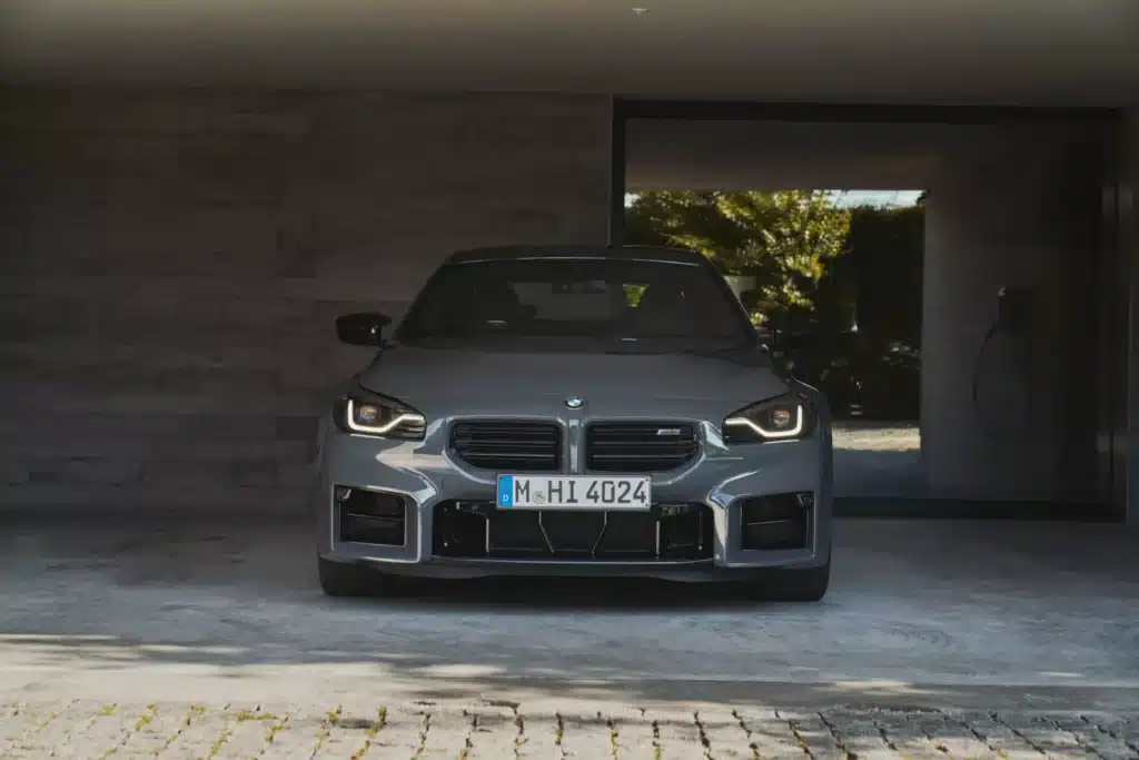 Новото BMW Серия 2 се появява с лукс и технологии, които прилягат на по-висок сегмент. И пази ръчната скоростна кутия