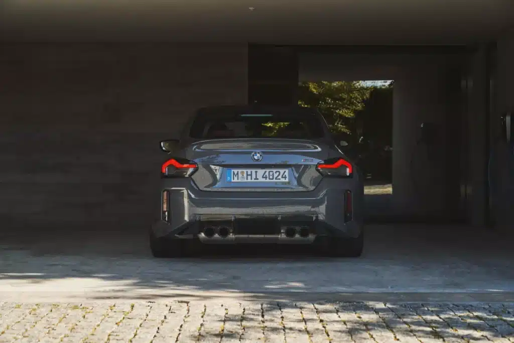 Новото BMW Серия 2 се появява с лукс и технологии, които прилягат на по-висок сегмент. И пази ръчната скоростна кутия