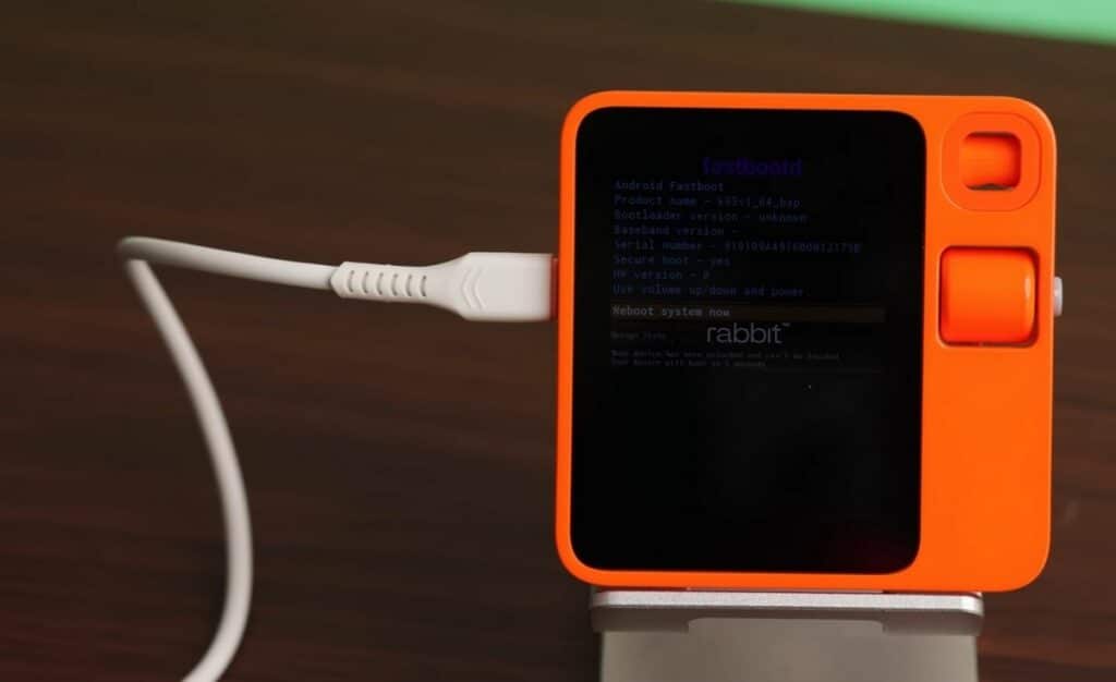 Ентусиаст стартира Android 13 на Rabbit R1 вместо стандартния Rabbit OS