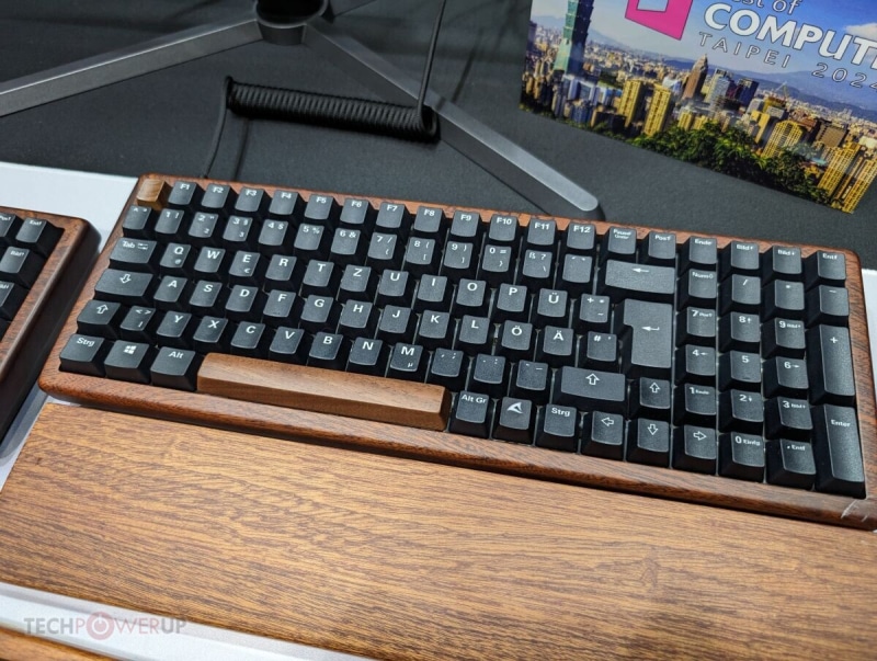 Sharkoon представи дървената геймърска клавиатура SGK50 PBT Wood