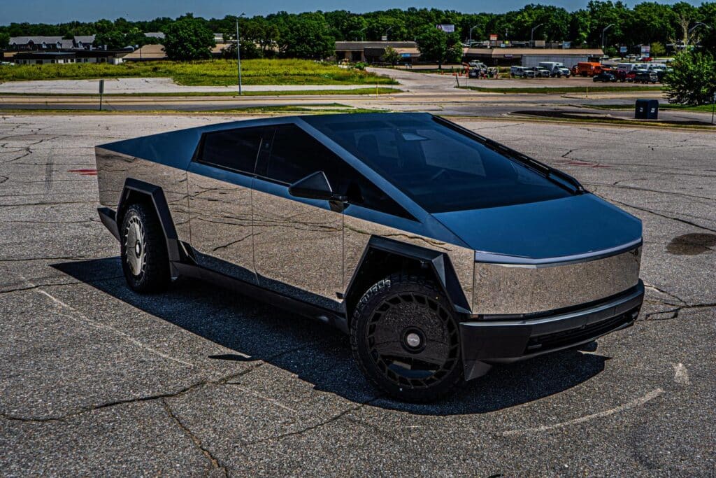 Огледално полираният Tesla Cybertruck струва почти колкото два нови – 9 999 за пикап с пробег 2414 км