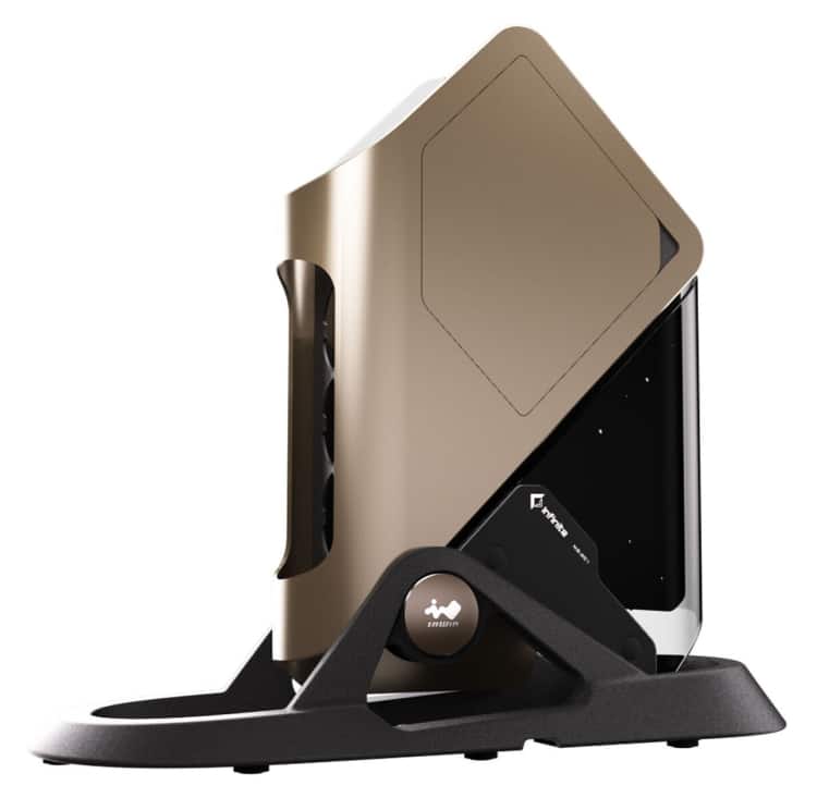 InWin показа екстравагантния корпус Signature с голям извит стъклен панел и огромна поставка