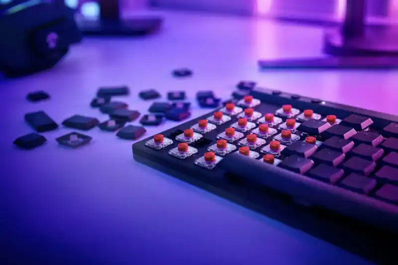 Logitech представи евтината механична клавиатура G515 Lightspeed TKL Wireless с нисък профил и безжична свързаност