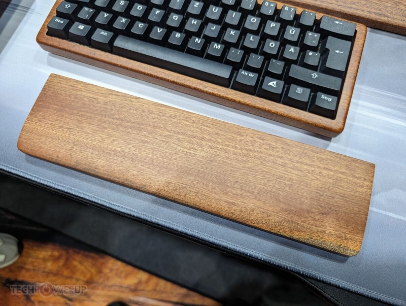 Sharkoon представи дървената геймърска клавиатура SGK50 PBT Wood