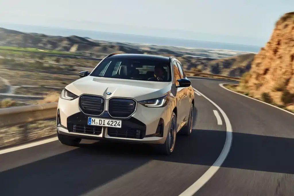 BMW представи новото поколение X3: с хибридно силово задвижване и огромен дисплей