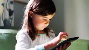 Ще замени ли Siri мама? Как изкуственият интелект влияе на начина, по който децата се учат да говорят