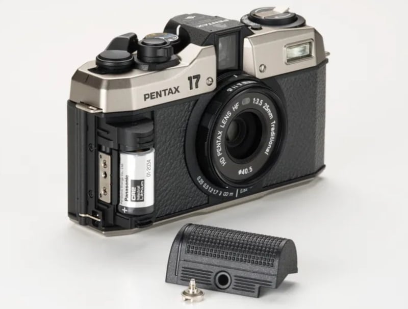 Представиха полуформатния филмов фотоапарат Pentax 17 в ретро стил за 0