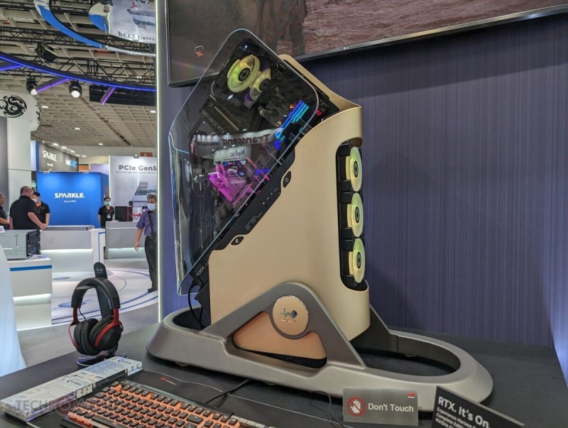 InWin показа екстравагантния корпус Signature с голям извит стъклен панел и огромна поставка