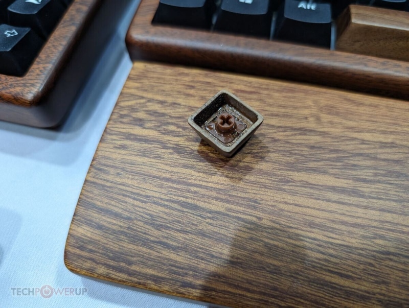 Sharkoon представи дървената геймърска клавиатура SGK50 PBT Wood