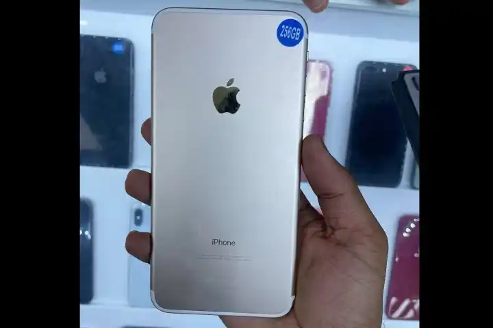 Виждали ли сте истински iPhone без камера? Оказва се, че това е цяла индустрия