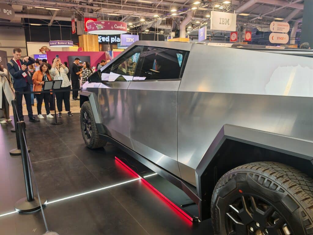 Cybertruck започна своето пътешествие в Европа. Видяхме го на живо, но на пътя кога?
