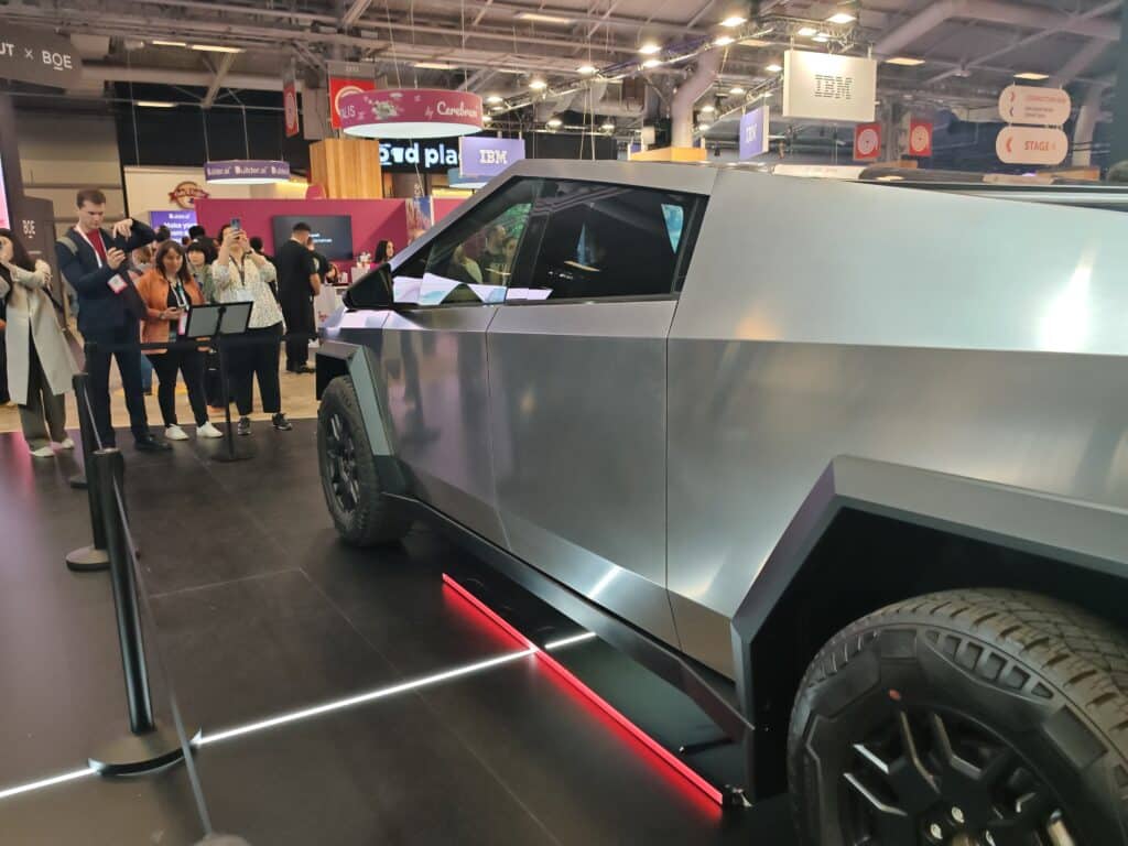 Cybertruck започна своето пътешествие в Европа. Видяхме го на живо, но на пътя кога?