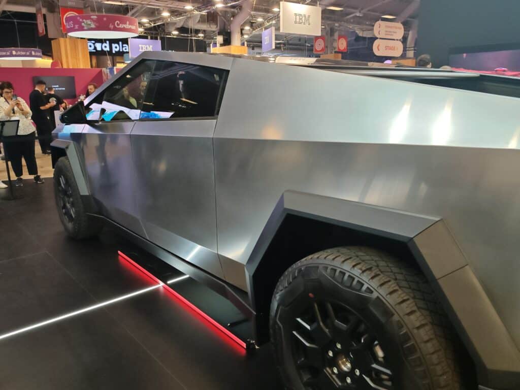 Cybertruck започна своето пътешествие в Европа. Видяхме го на живо, но на пътя кога?