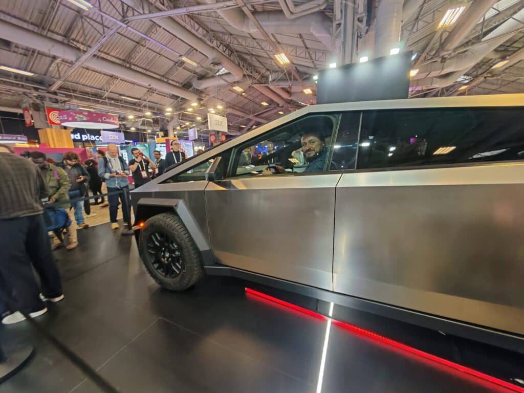 Cybertruck започна своето пътешествие в Европа. Видяхме го на живо, но на пътя кога?