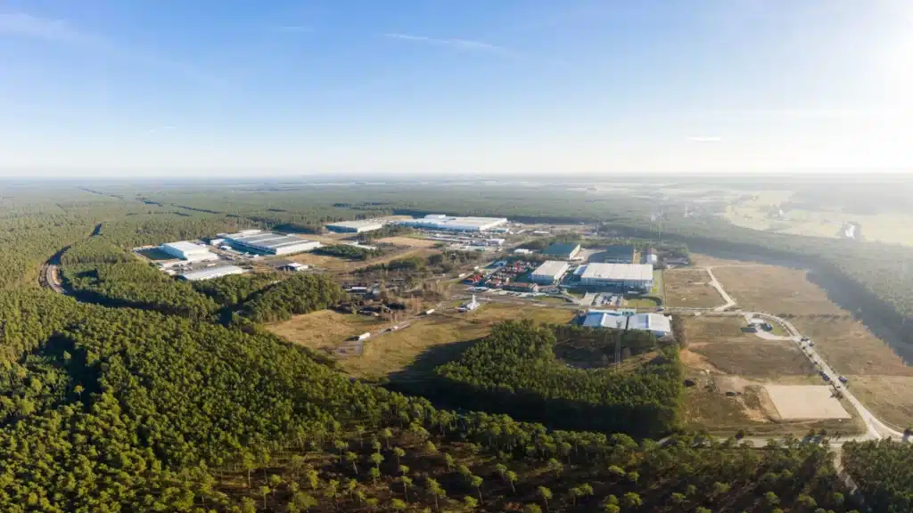 Бомба от Втората световна война е открита в гигафабриката на Tesla в Германия – ще бъде взривена на място в събота
