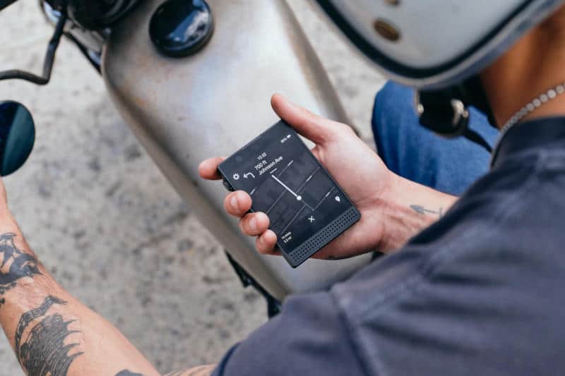 Представиха минималистичния телефон Light Phone 3 с черно-бял екран