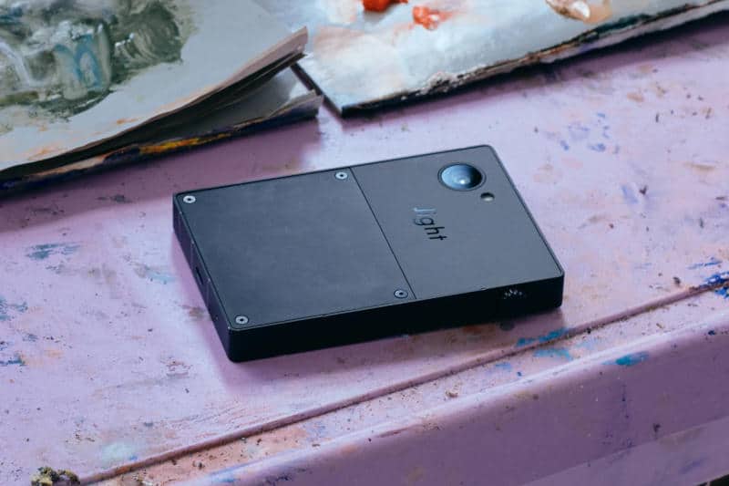 Представиха минималистичния телефон Light Phone 3 с черно-бял екран