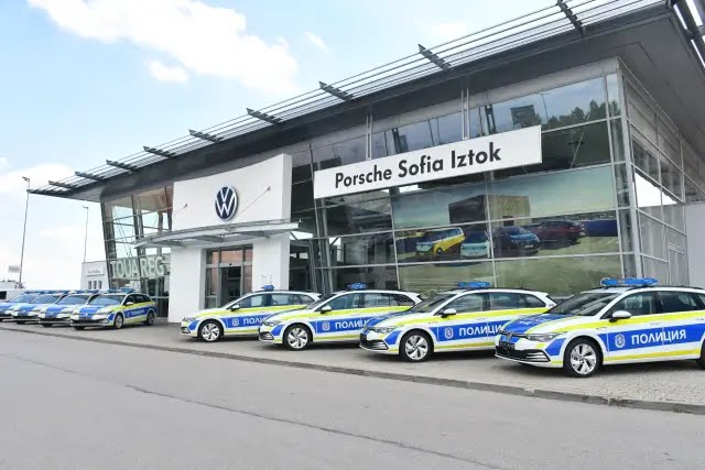 Новите патрулки на КАТ: BMW M340i xDrive и Volkswagen Golf Mk8