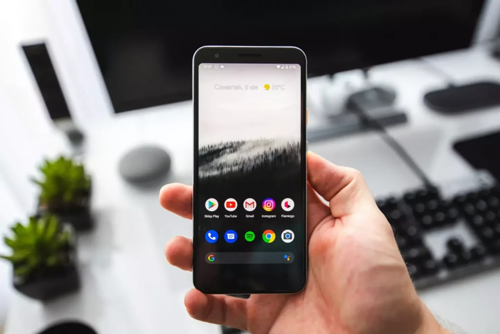Най-обикновена снимка, качена в интернет развали Android-смартфоните на хора по целия свят