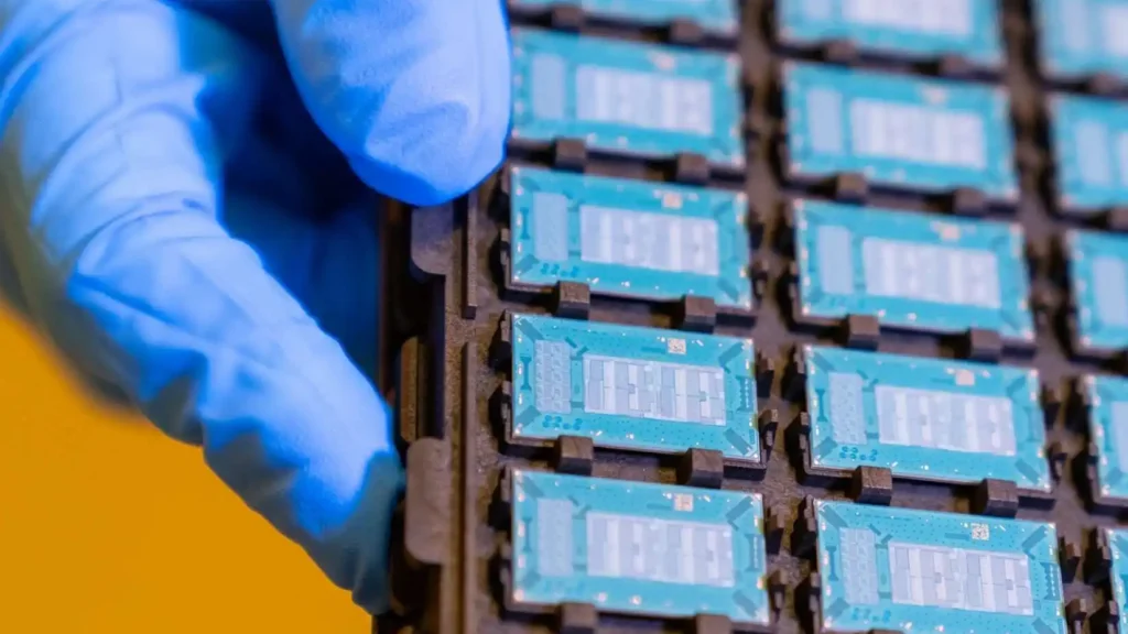 AMD не изостава и въвежда стъклени подложки в своите чипове