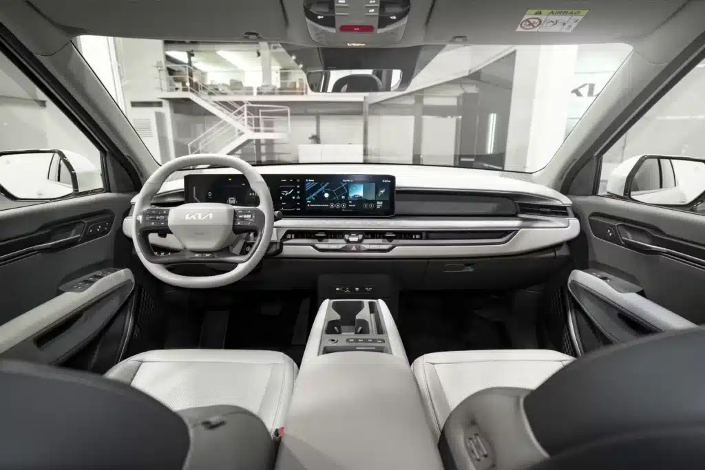 Джантите на Kia EV9 сякаш са правени от болен мозък, но в тях има много разум