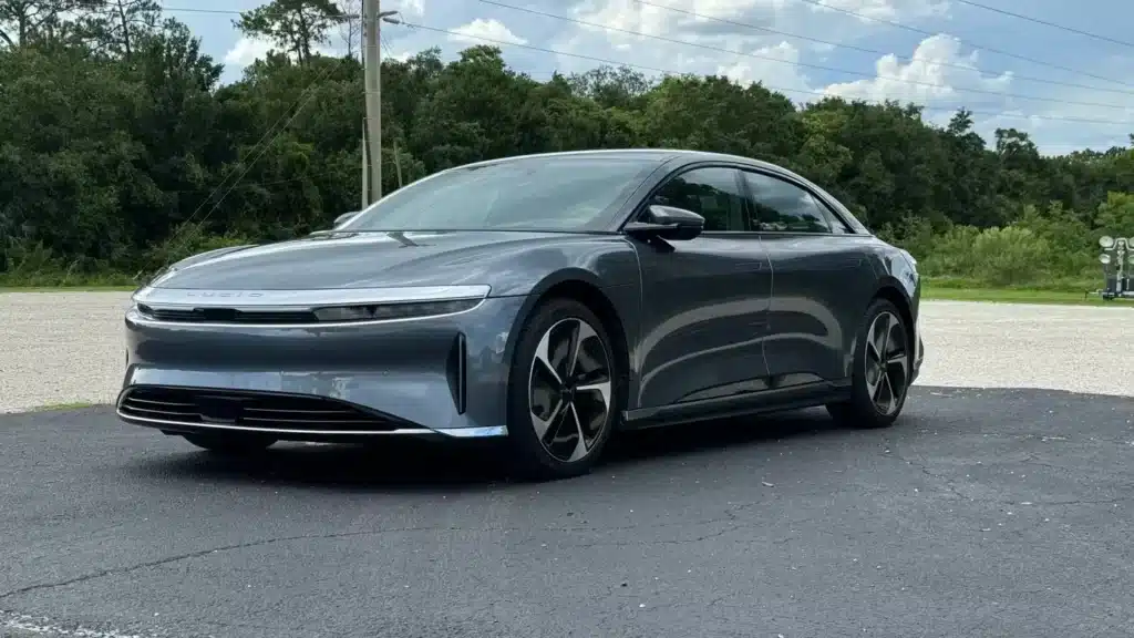 Lucid Air Pure срещу всички: Американският стартъп, който кара традиционните премиум производители да изглеждат жалки. Сравнение