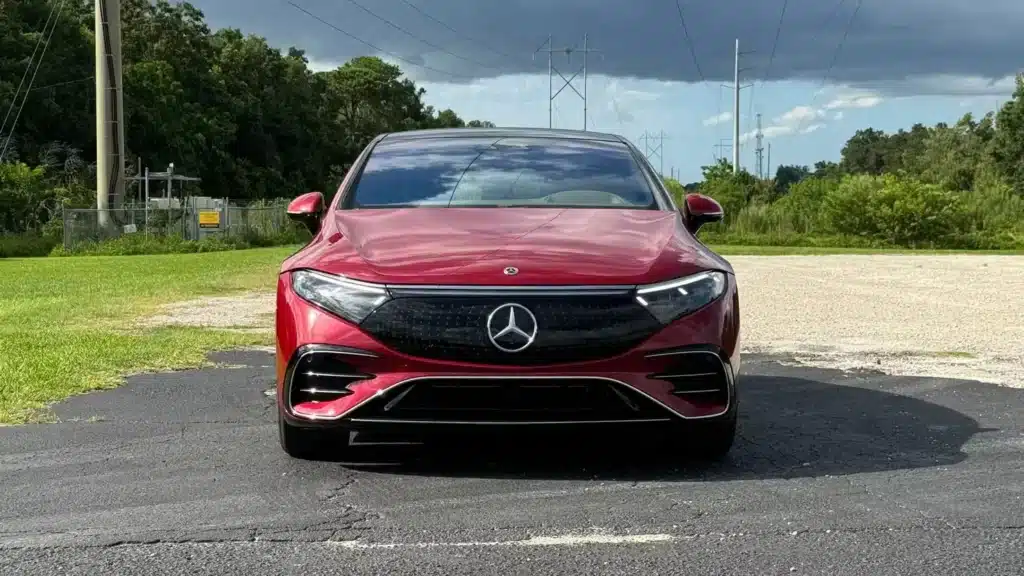 Какво означава „безусловен базов лукс“ според Mercedes-Benz EQS + сравнение с BMW i7