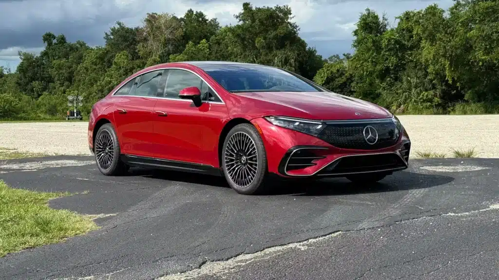Какво означава „безусловен базов лукс“ според Mercedes-Benz EQS + сравнение с BMW i7