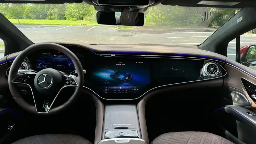 Какво означава „безусловен базов лукс“ според Mercedes-Benz EQS + сравнение с BMW i7
