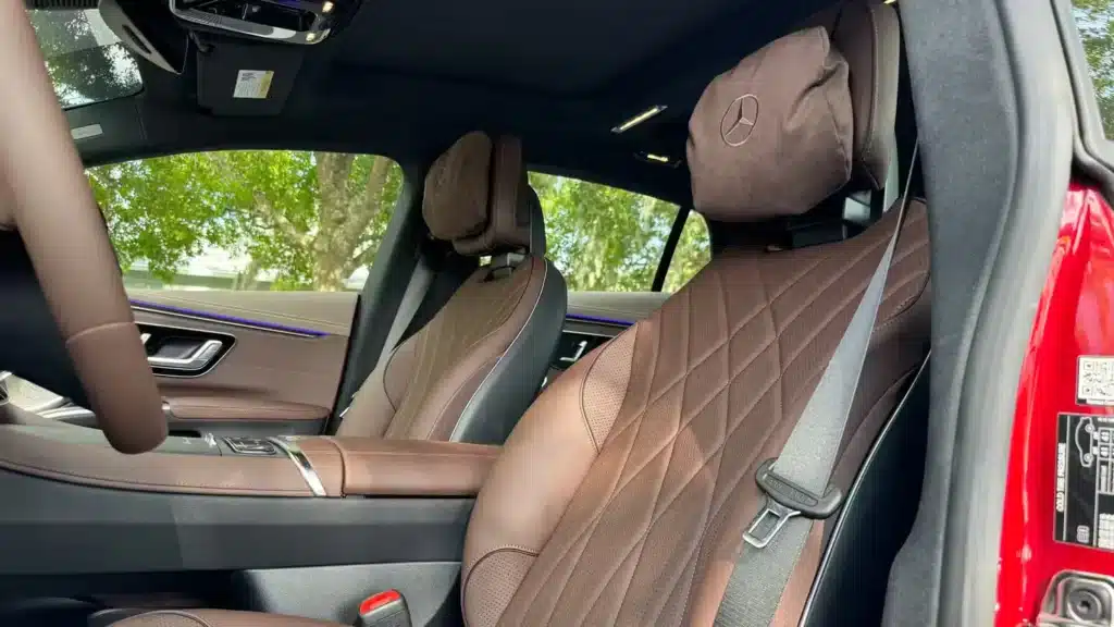 Какво означава „безусловен базов лукс“ според Mercedes-Benz EQS + сравнение с BMW i7