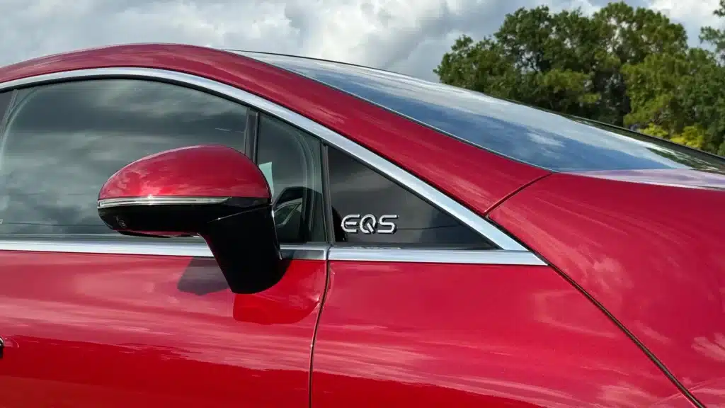 Какво означава „безусловен базов лукс“ според Mercedes-Benz EQS + сравнение с BMW i7