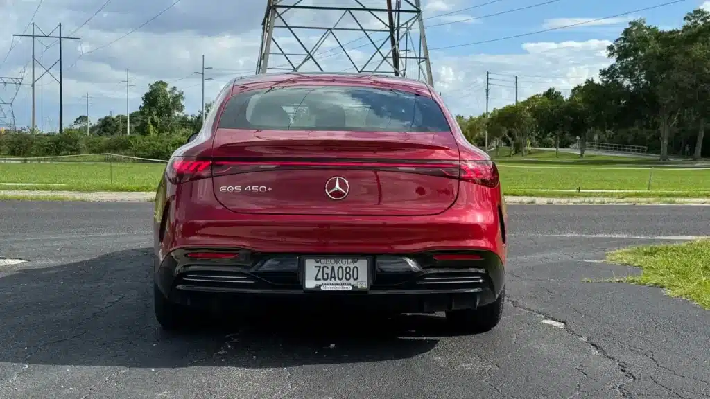 Какво означава „безусловен базов лукс“ според Mercedes-Benz EQS + сравнение с BMW i7