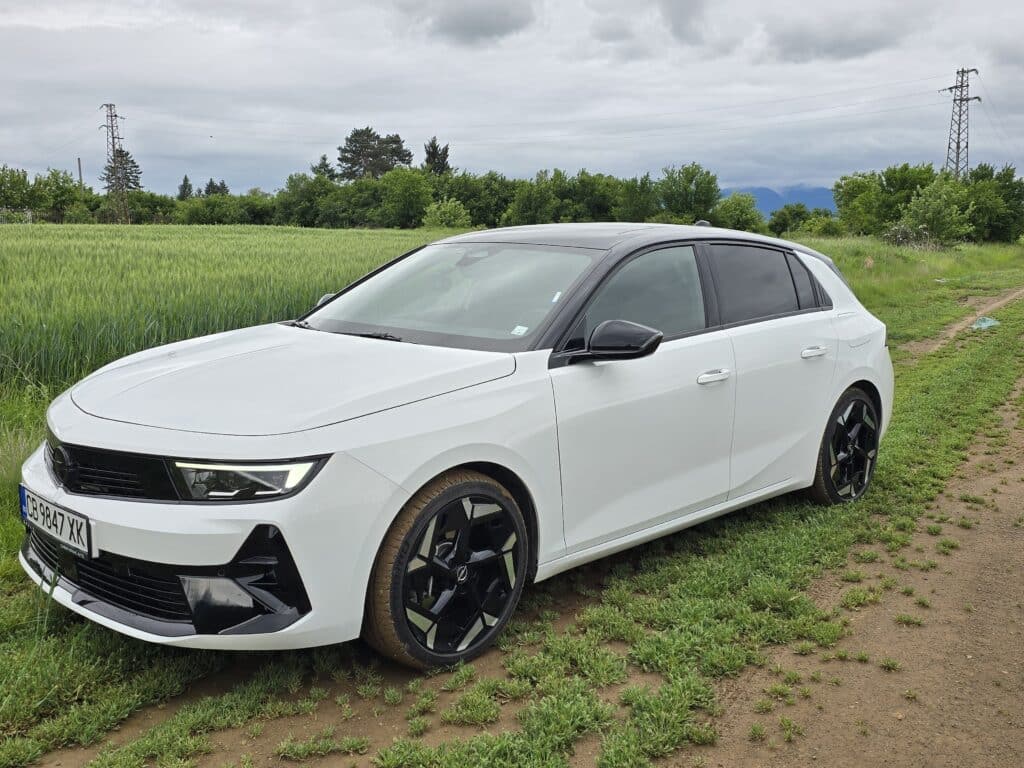 Opel Astra GSe: спортен хибрид с непоколебима елегантност и динамика