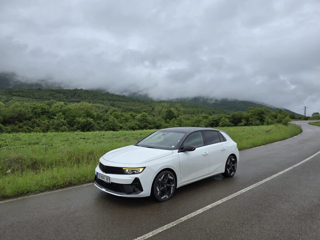 Opel Astra GSe: спортен хибрид с непоколебима елегантност и динамика