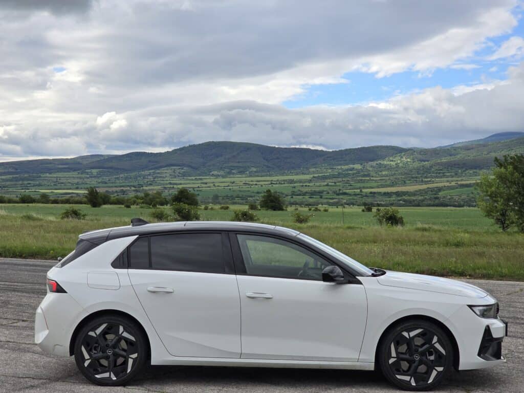 Opel Astra GSe: спортен хибрид с непоколебима елегантност и динамика