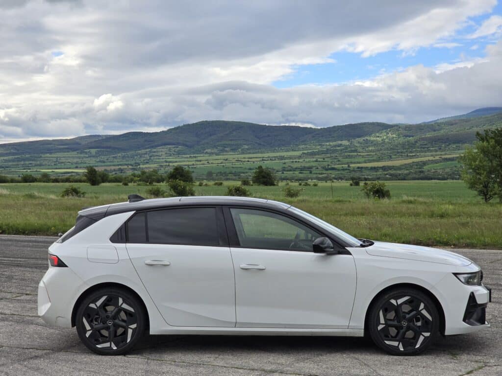 Opel Astra GSe: спортен хибрид с непоколебима елегантност и динамика