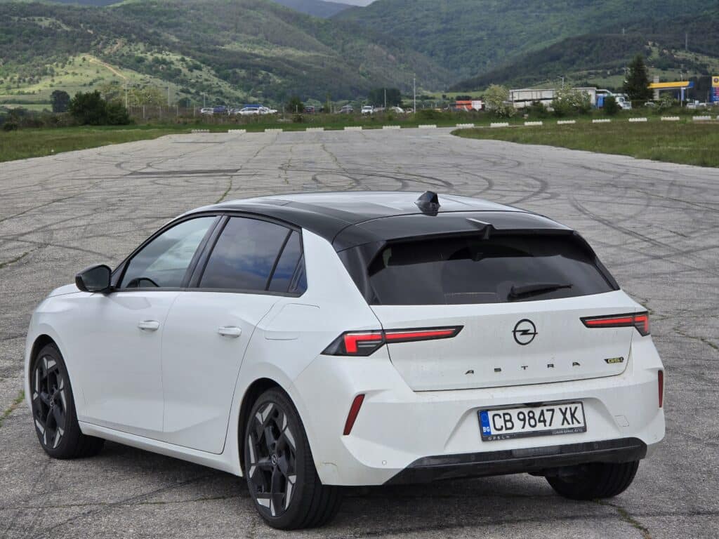 Opel Astra GSe: спортен хибрид с непоколебима елегантност и динамика