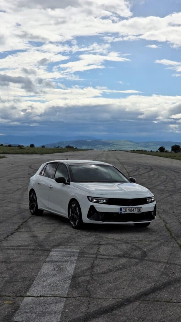 Opel Astra GSe: спортен хибрид с непоколебима елегантност и динамика