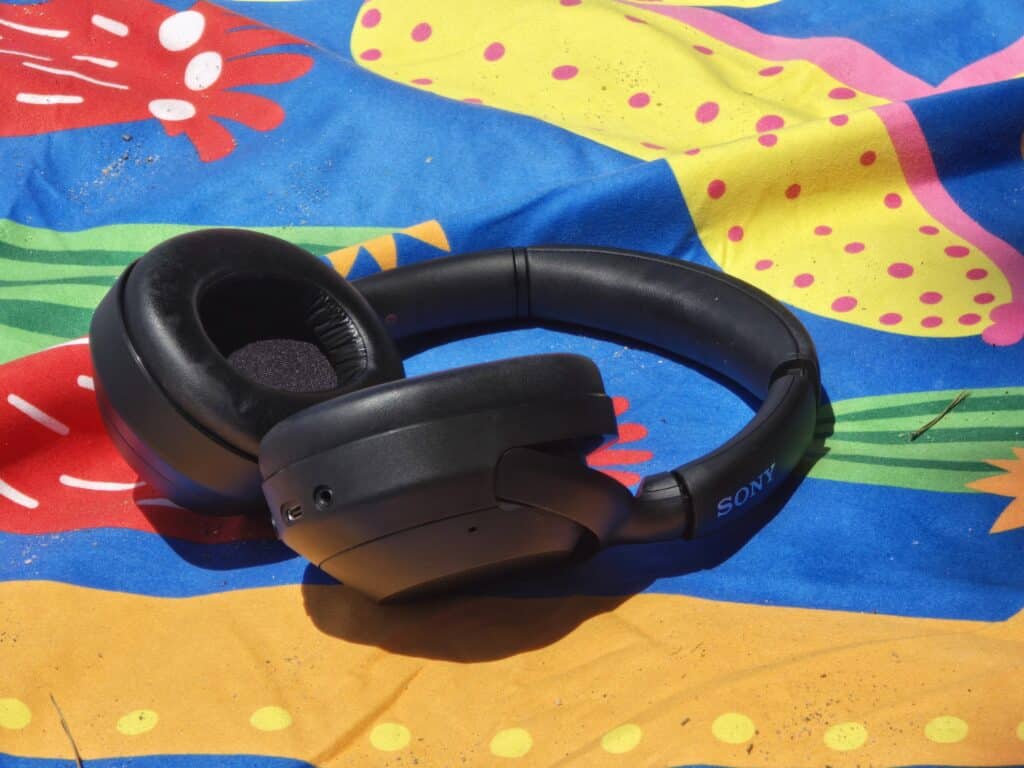 Sony ULT Wear: удобни слушалки от среден клас с мощен бас