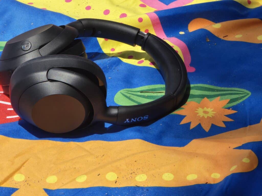Sony ULT Wear: удобни слушалки от среден клас с мощен бас