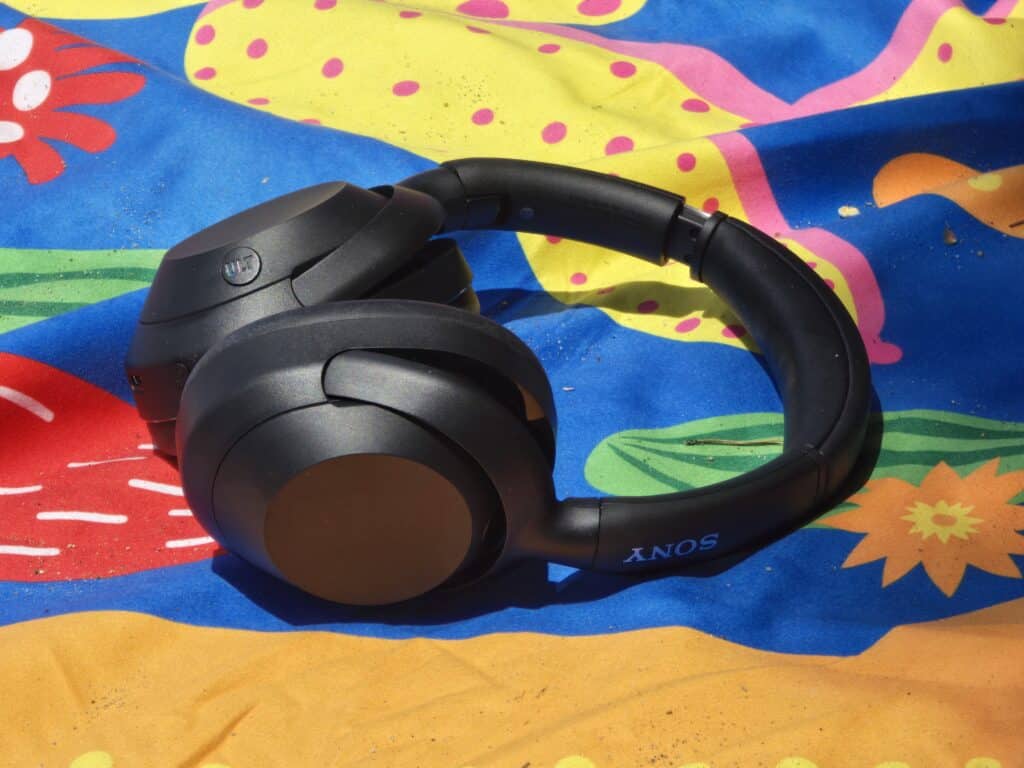 Sony ULT Wear: удобни слушалки от среден клас с мощен бас