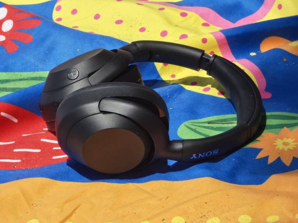 Sony ULT Wear: удобни слушалки от среден клас с мощен бас