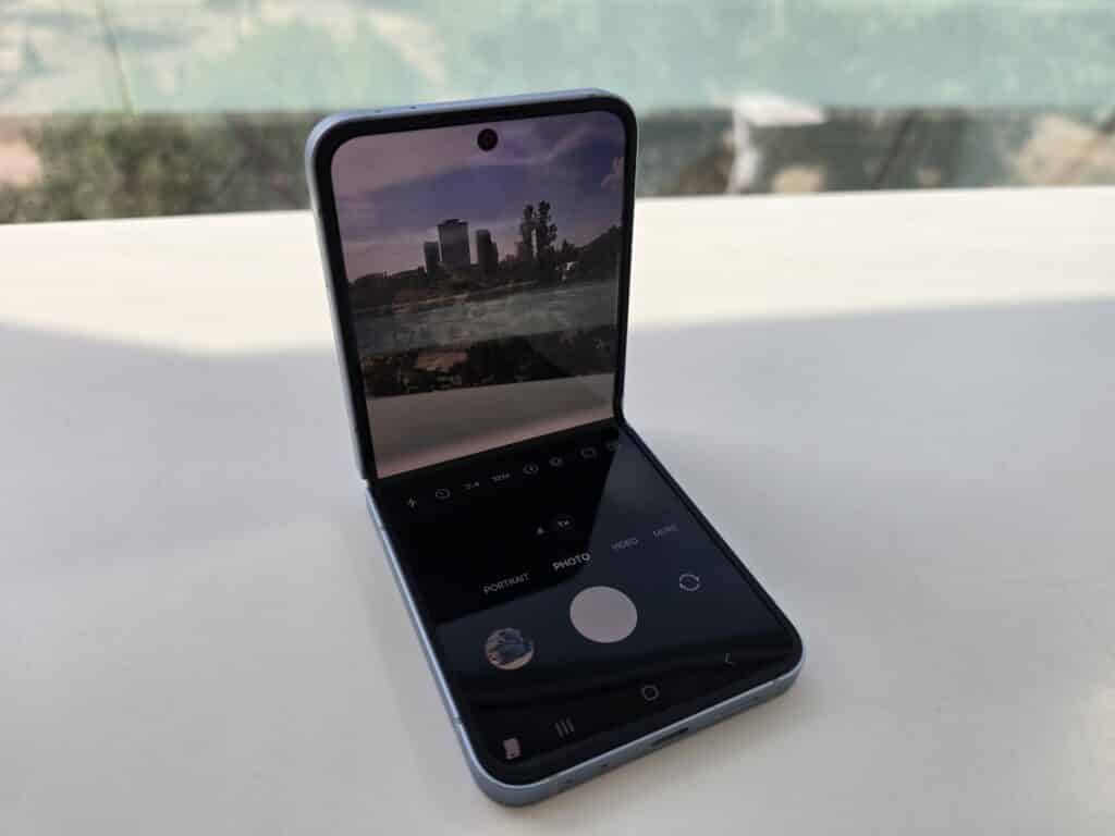Samsung Galaxy Z Flip6: Сгъваемият шедьовър, носещ стил и функционалност, има нова версия
