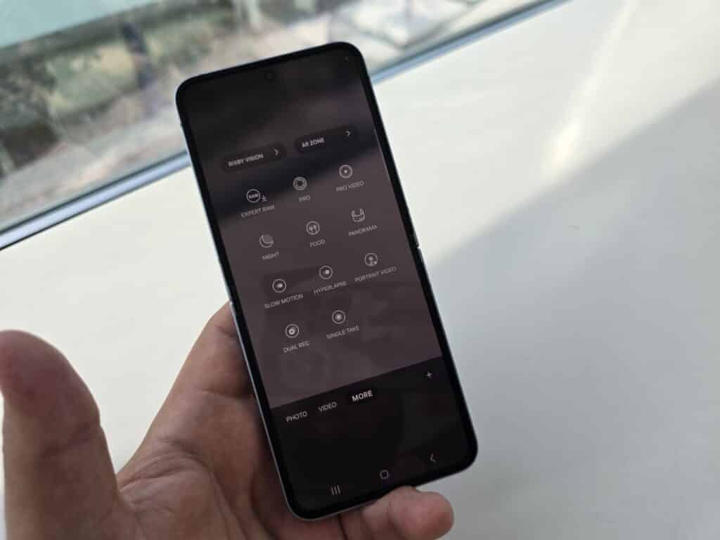 Samsung Galaxy Z Flip6: Сгъваемият шедьовър, носещ стил и функционалност, има нова версия