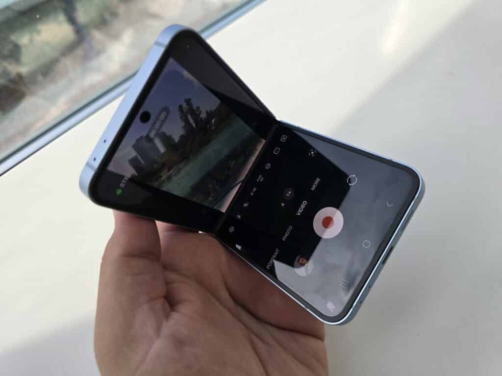 Samsung Galaxy Z Flip6: Сгъваемият шедьовър, носещ стил и функционалност, има нова версия