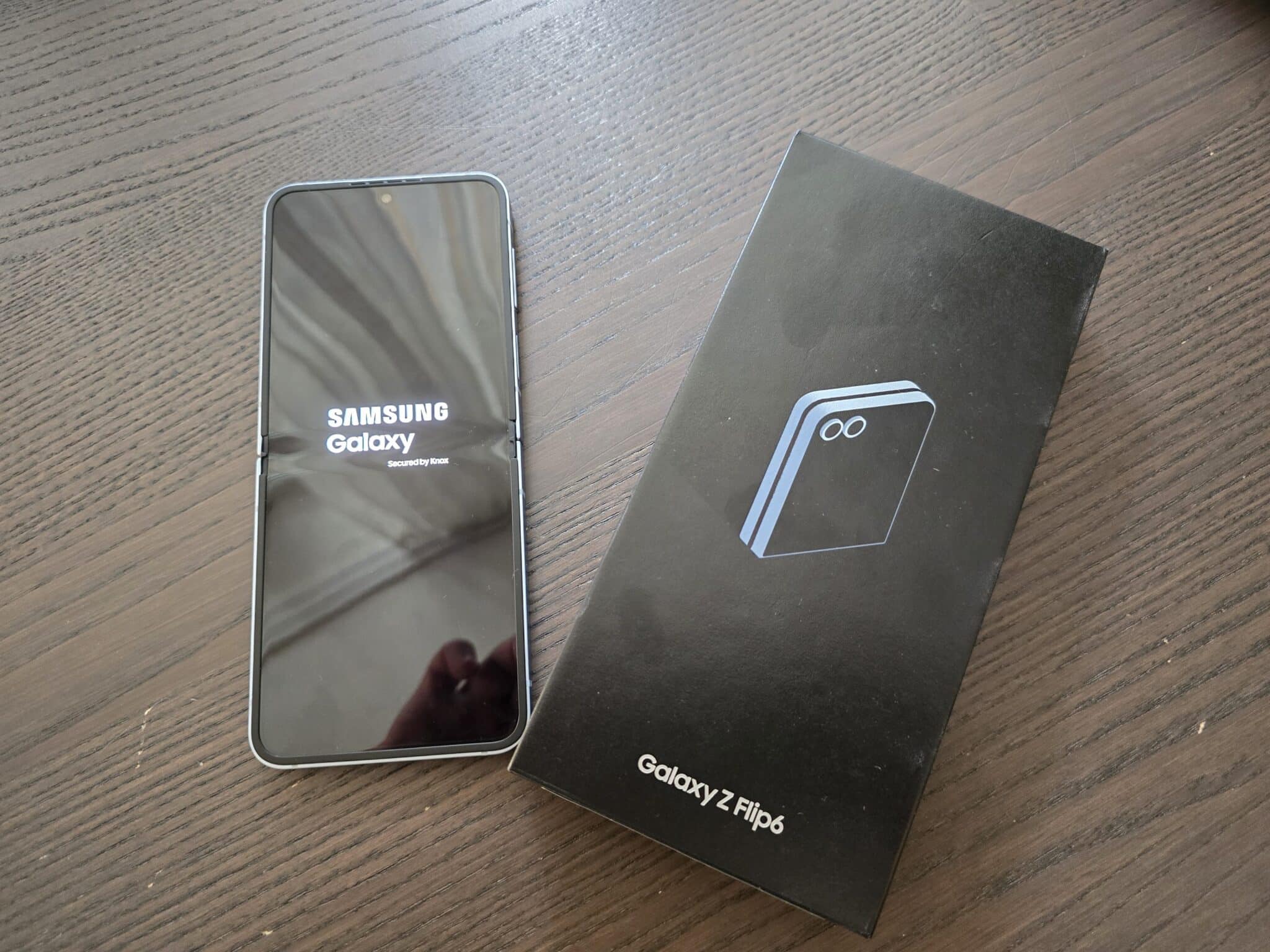 Samsung Galaxy Z Flip6: Сгъваемият шедьовър, носещ стил и функционалност, има нова версия