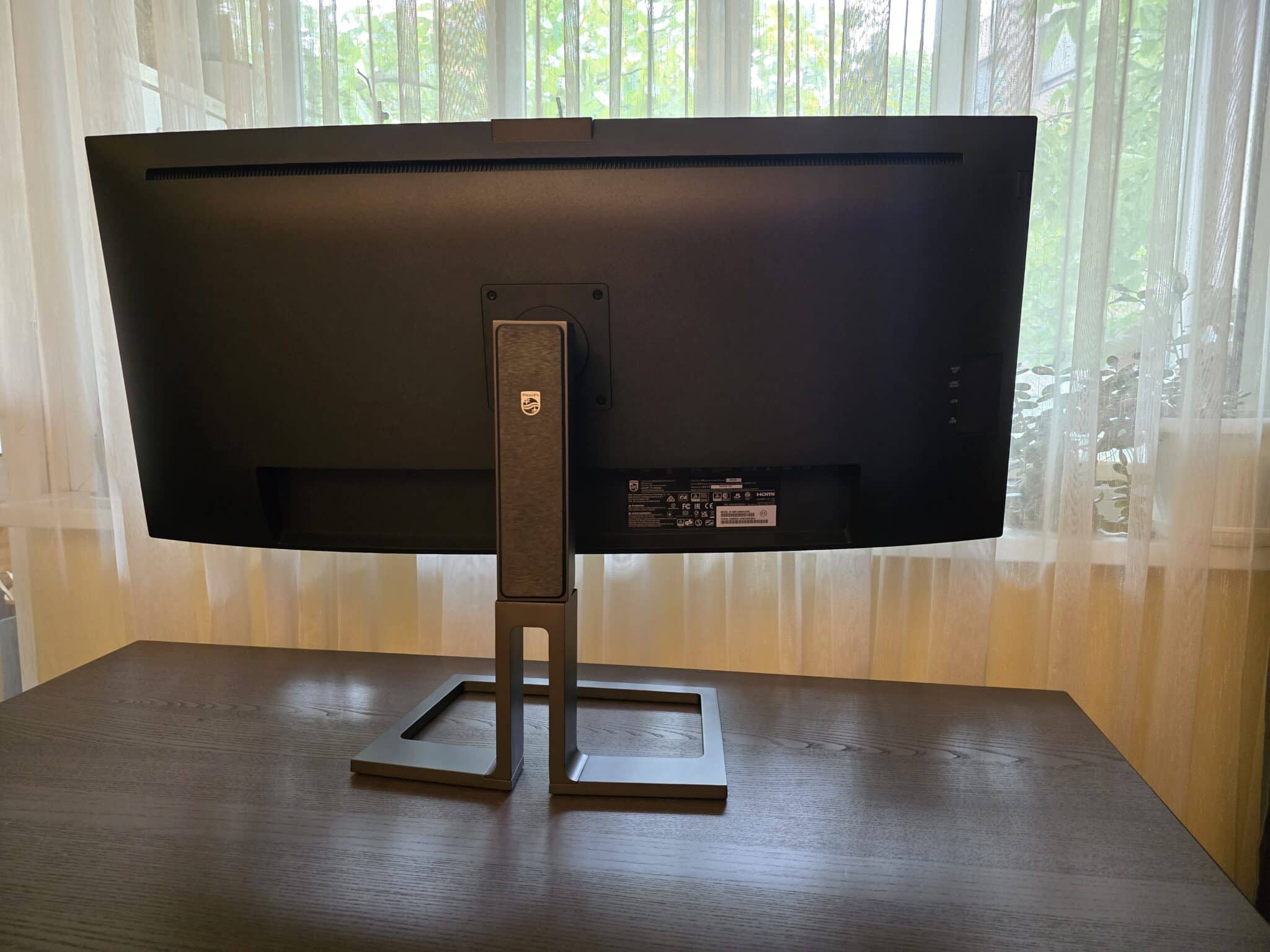 Philips 40B1U6903CH: Ултраширок монитор, който трансформира работната среда