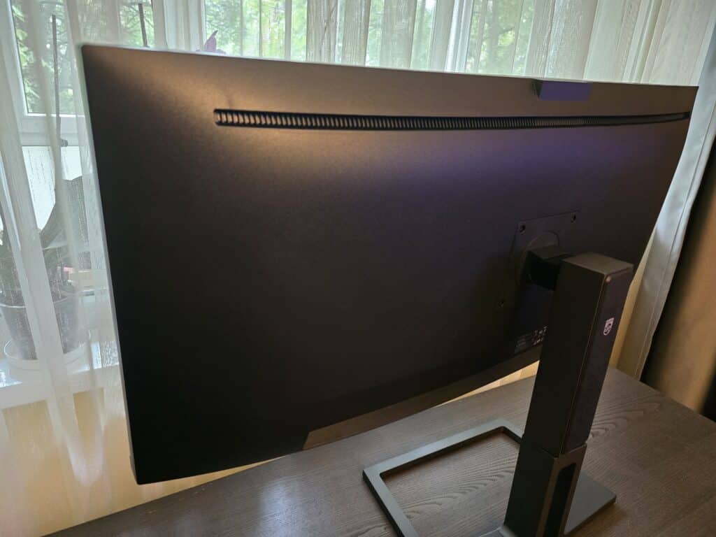 Philips 40B1U6903CH: Ултраширок монитор, който трансформира работната среда
